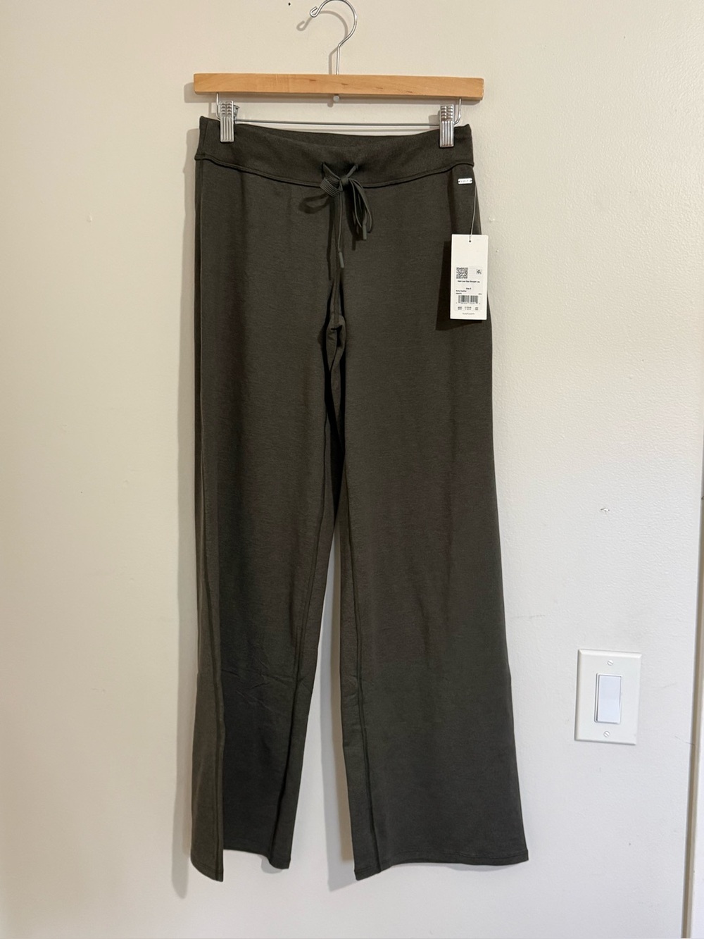 Vuori Halo low Rise Straight leg. Army Heather size small
